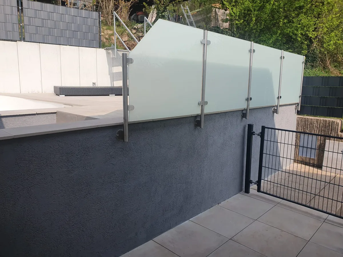 Glassichtschutz auf Terrassenmauer montiert