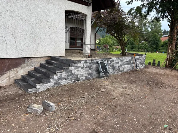 Gartentreppe in Natursteinmauer eingebaut