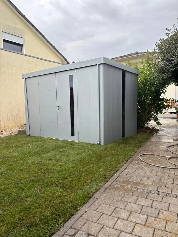 Gerätehaus aufgestellt und Rasenfläche angelegt