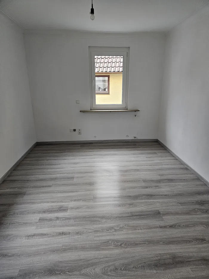Schlafzimmer-Renovierung mit Laminatboden und Innenanstrich