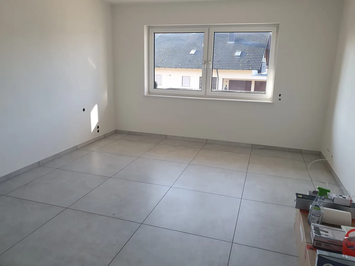 Wohnraumrenovierung mit großformatigen Bodenfliesen