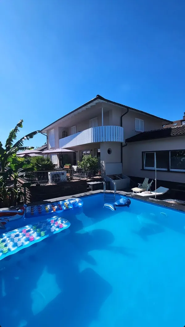 Poolanlage im Garten mit Terrasse fertiggestellt