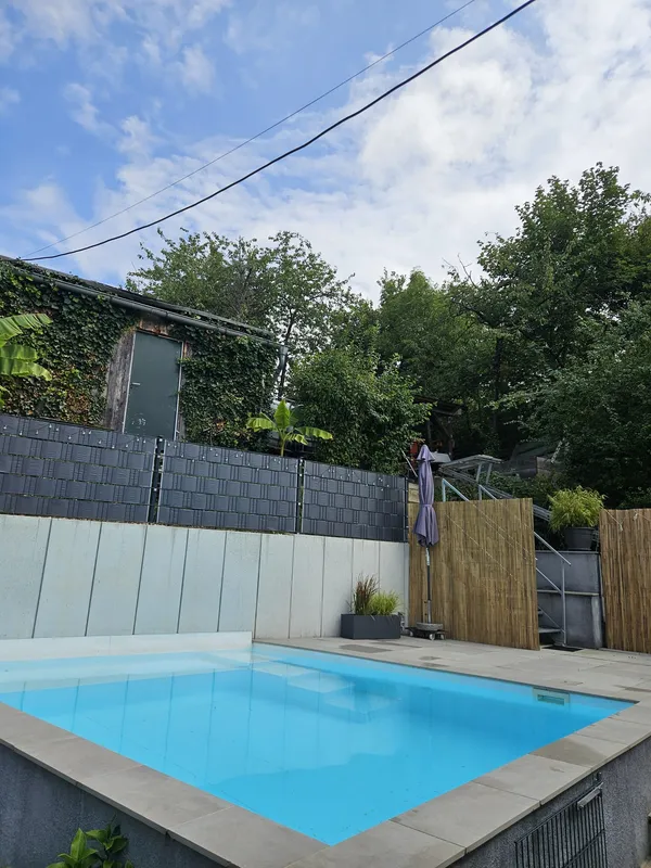 Poolanlage mit Hangsicherung und Sichtschutz errichtet