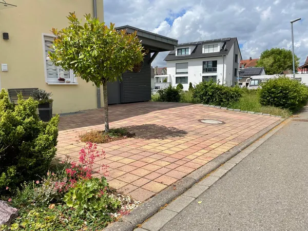 Vorplatz mit Natursteinpflaster und Randsteinen