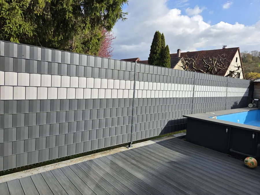 Sichtschutzzaun für Terrasse und Pool montiert