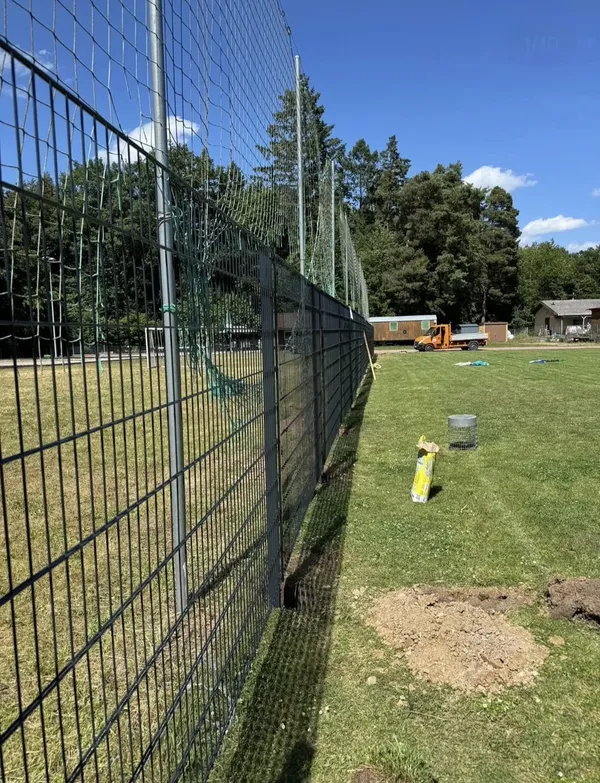Ballfangzaun am Sportplatz fachgerecht installiert